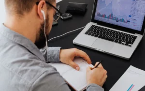 Confronto tra responsabile marketing interno e professionista esterno per PMI